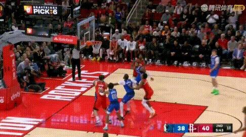 战神下凡？阿门单节连抢3前板、3暴扣+神级进球。图1：自罚自抢自空接；图2：伊