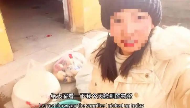 “贪小便宜吃大亏”一旅游女网红，带着狗自驾，该博主在青海无人区直播的时候发现了一