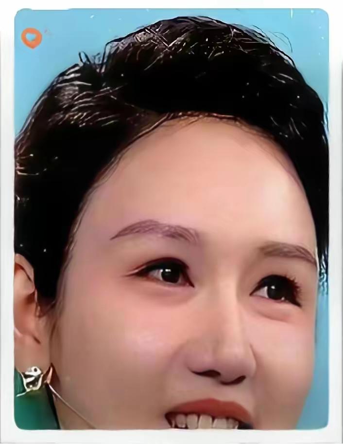 春晚结束，龙洋扑进尼格买提怀里全身发抖。这不是激动，是长达四个半小时、一字不差直