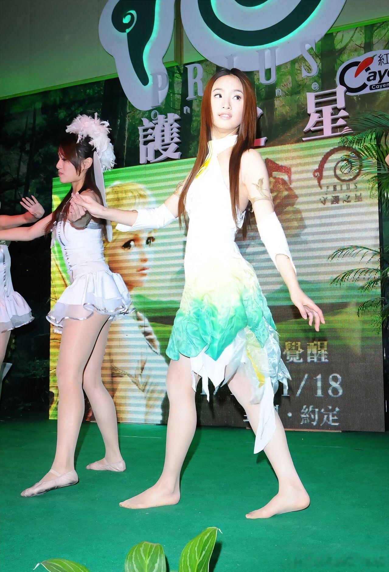 翻看多年前的照片，穿着丝袜尽显青涩~