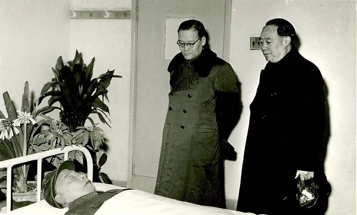 1972年1月7日汪东兴同志纪登奎同志，怀着沉重的心情，向陈毅元帅作最后的绝别