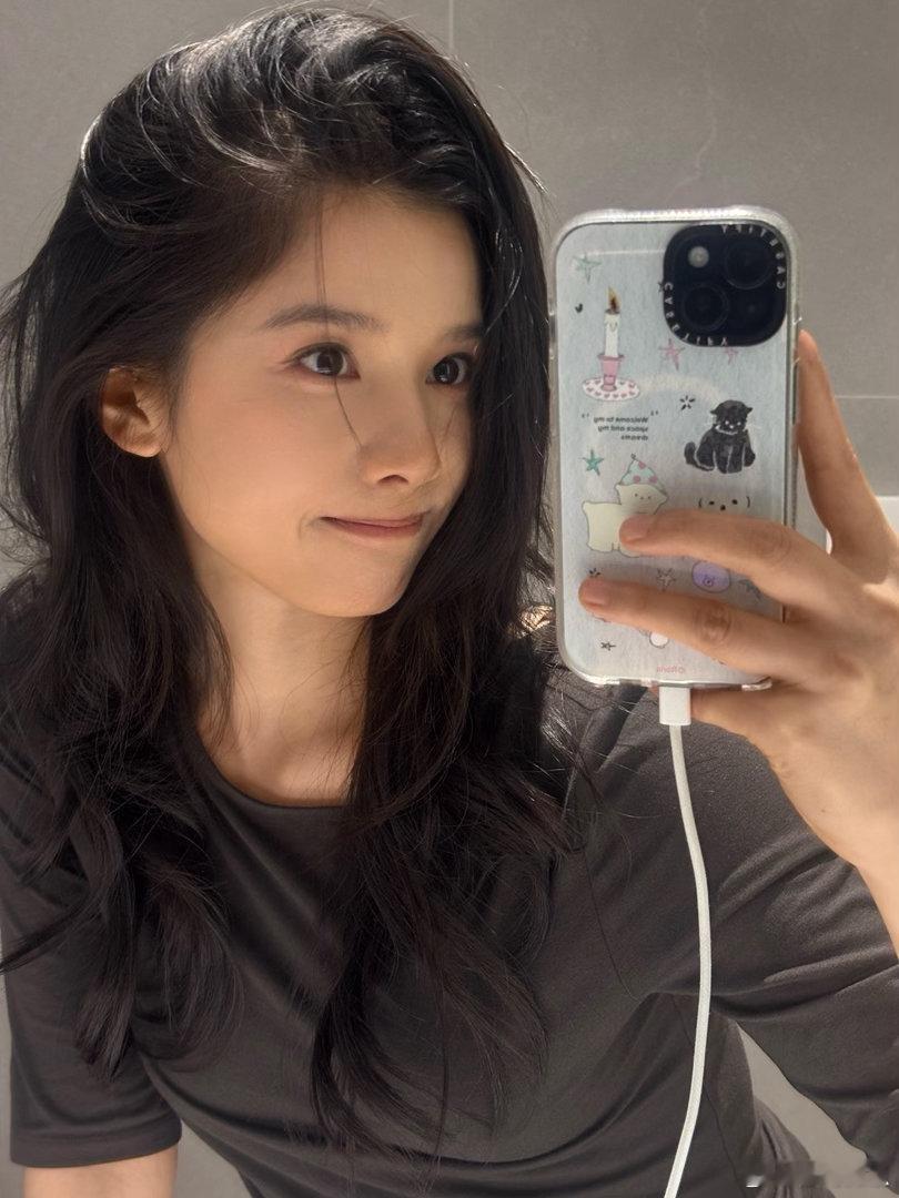 张婧仪纯生图的震撼被张婧仪生图狠狠惊艳到，骨相皮相都很优越，氛围感与生俱来，原