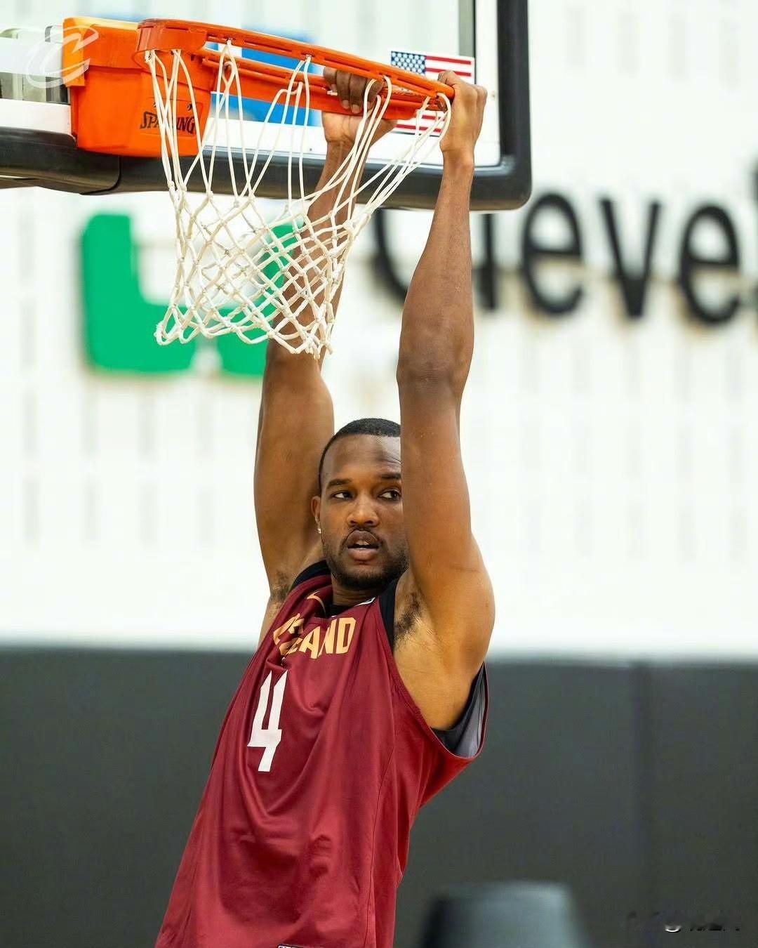 哈登传球能力为队友带来更多机会！米切尔训练后采访表示：哈登凭借他顶级的传球视