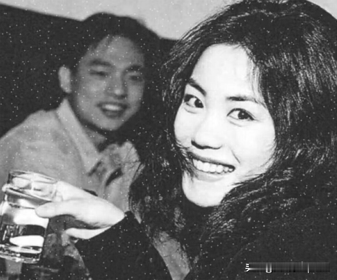 王菲的五官不是绝顶的美人！但她有种“天外感”:很空灵，很独特！这些照片妙在抓