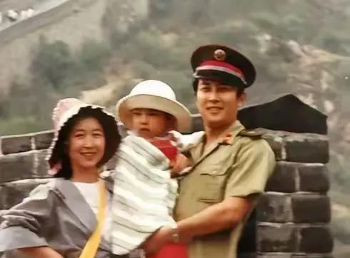 上世纪八十年代，唐国强抱着女儿和妻子在长城上的合影！不得不说年轻时候的唐国强真的
