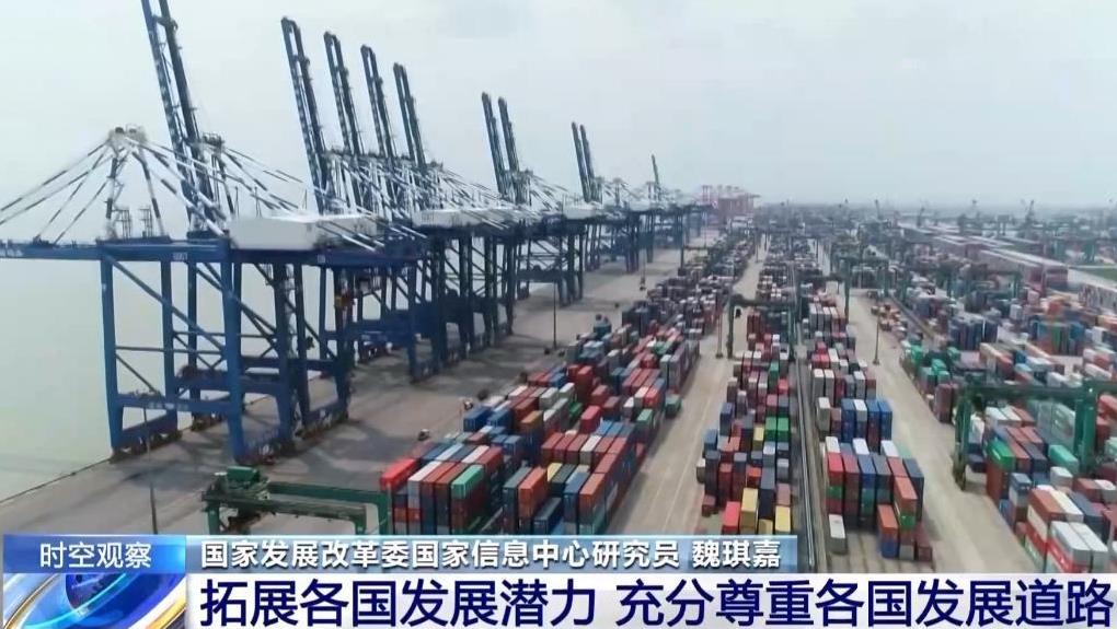 /每天烧掉24亿美元军费，美国到底在怕什么？这个问题的答案，藏在一组反差极大
