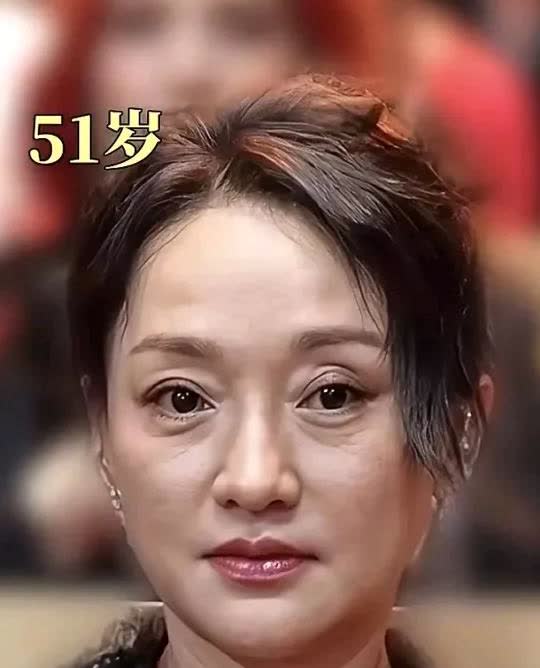 图一为现在的周迅，如今51岁的她，看上去妥妥的中年妇女形象。她也不掩饰自己，就这