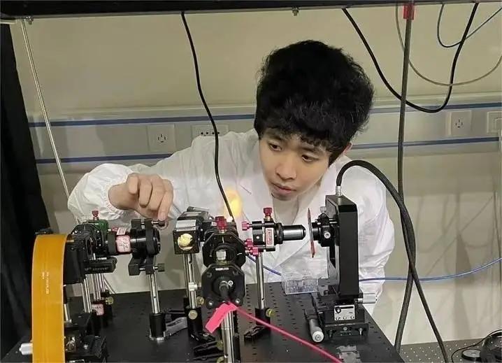 一个95后，29岁就拿到了国家优秀青年科学基金。这什么概念？按照以往的统计，科研