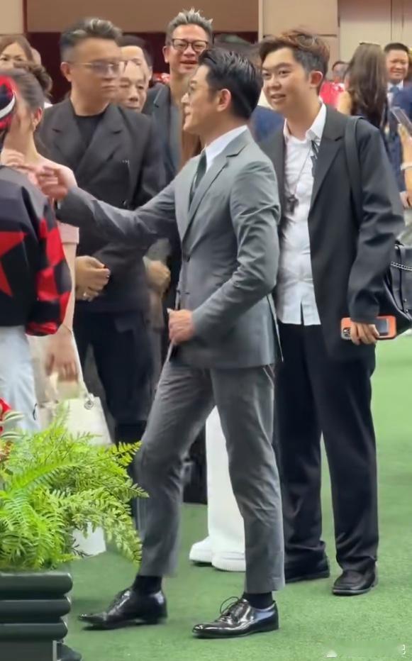 郭富城这种身高，长相也弥补不了看着就很娇小。​