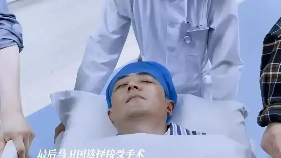 马卫国的手术灯，亮了又灭。谁能想到，《轻年》大结局会这么狠？这根本不是开放式