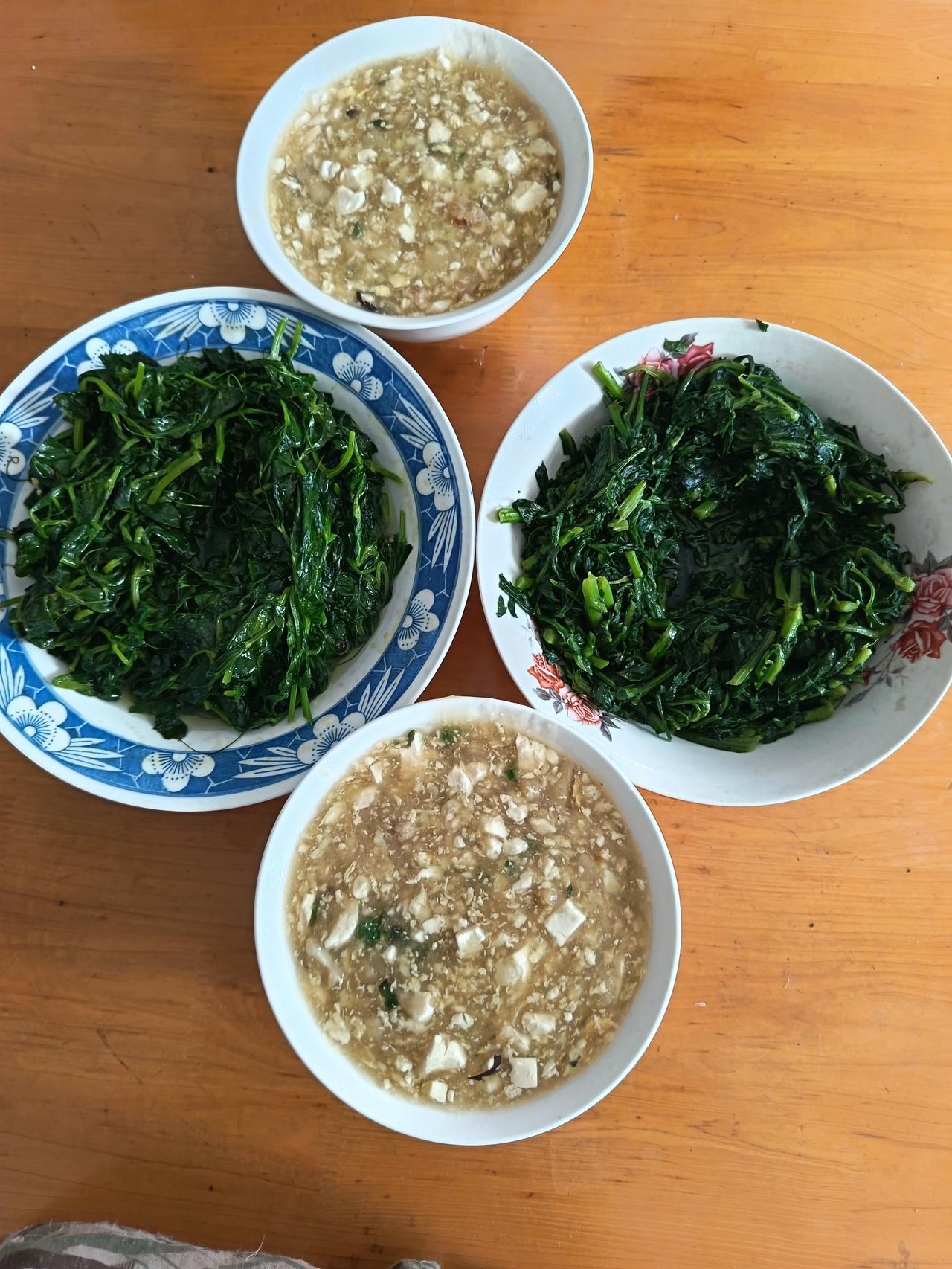 大家来看一看，这午餐咋样？1、炒豌豆头2、炒茼蒿菜3、汪豆腐汤4