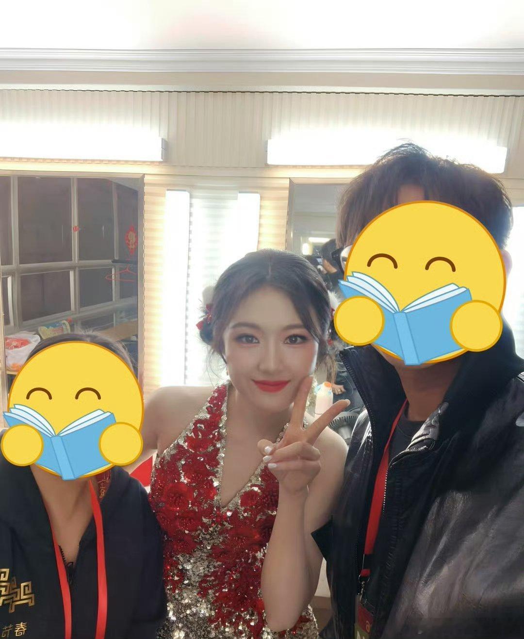 李兰迪没有顺拐小兰迪和春晚的适配度是100%！！！特别可爱特别喜庆特别美萌的年