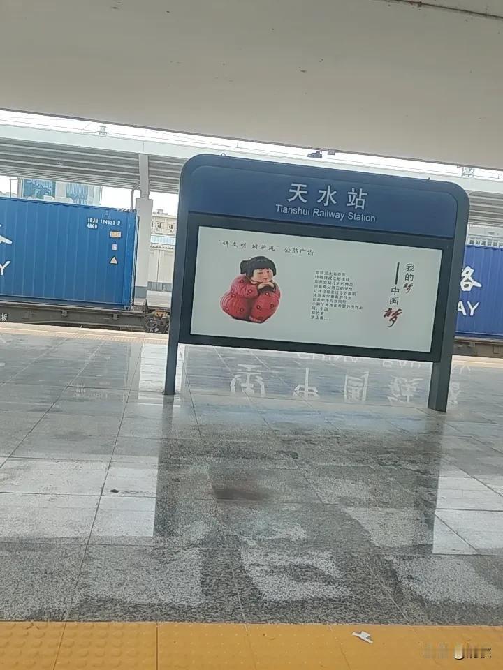 别再被旅行博主忽悠了。我坐在卧铺车厢的座位上，在我身后坐了一对年轻男女，听他