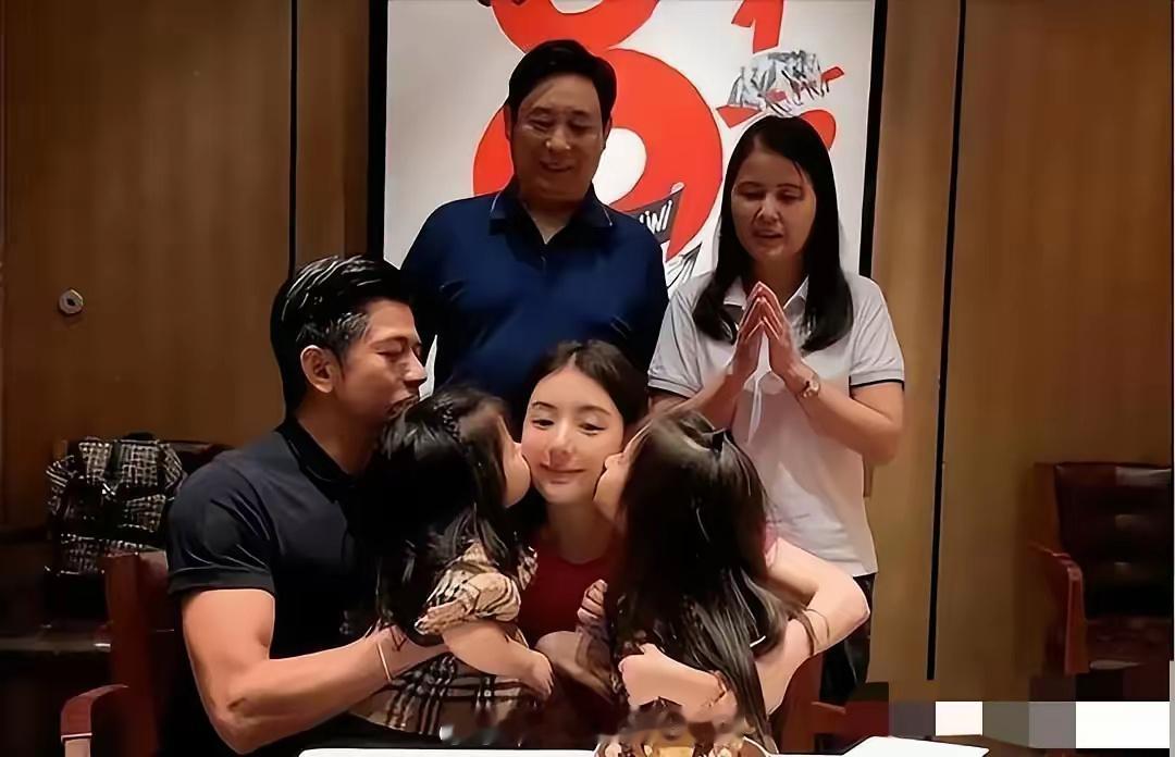 郭富城好矮啊，看他陪方媛回安徽过年，是人群中最矮的一个。更尴尬的是，郭富城比岳父