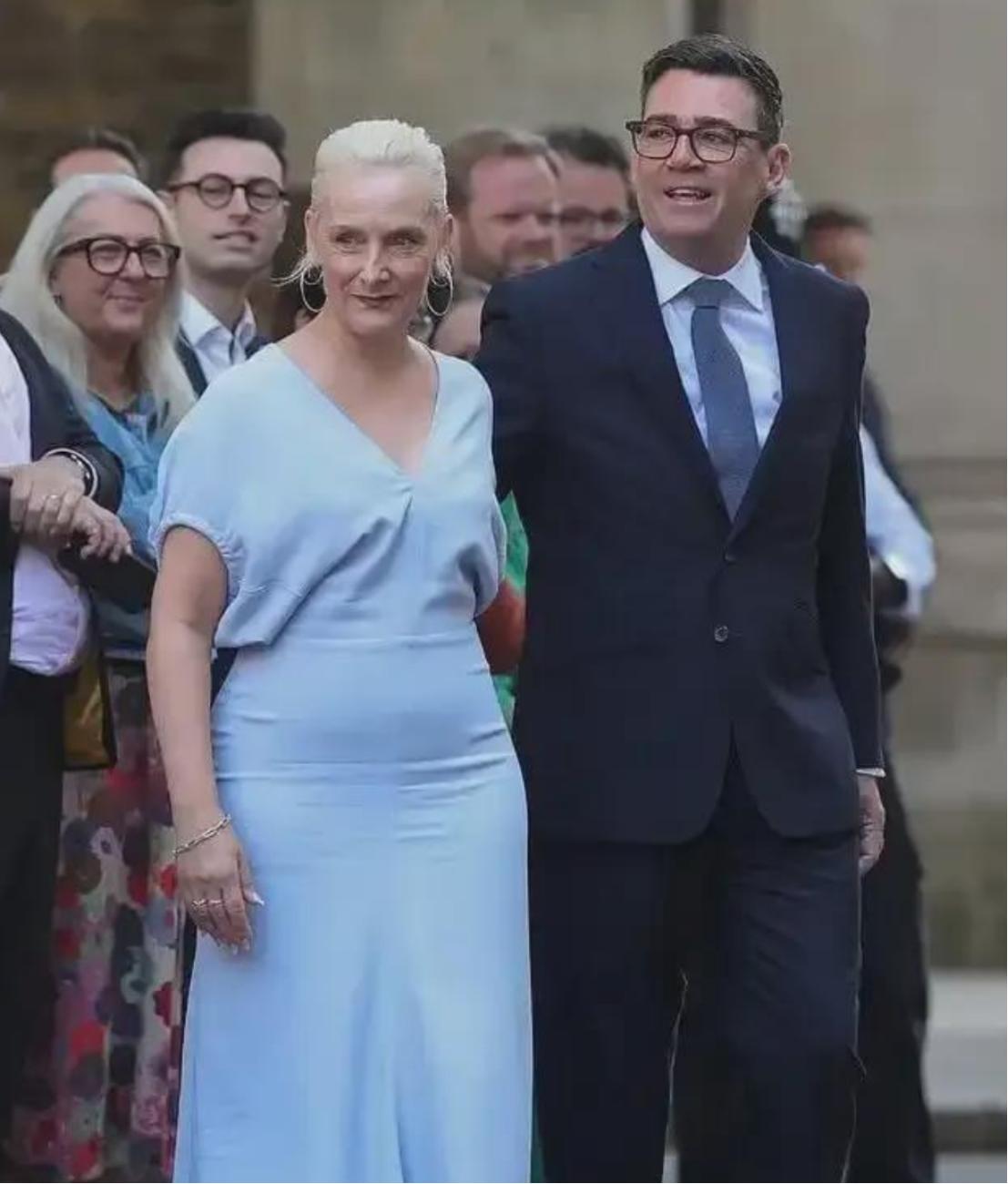 英国新首相刚走进唐宁街，妻子一条850英镑的裙子却先被全网骂！7月20日安迪·伯