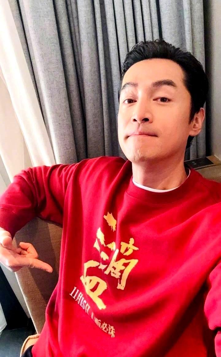 他拿了影帝，悄悄生了二胎，却说自己很失败。那个拿了金爵影帝的胡歌，悄悄凑成