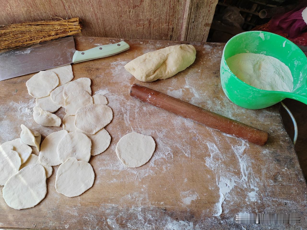 发现一个养女儿的好处。中午吃个饭跟老妈一起去姥姥家，去把姥姥的棉袄拿回来洗，