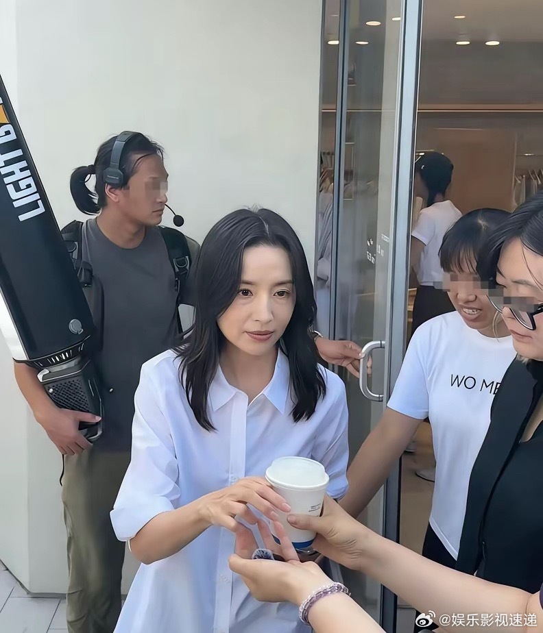 年入过亿的董洁，竟直播哭穷养不起15岁儿子？直接炸上热搜！2025年底直播里，