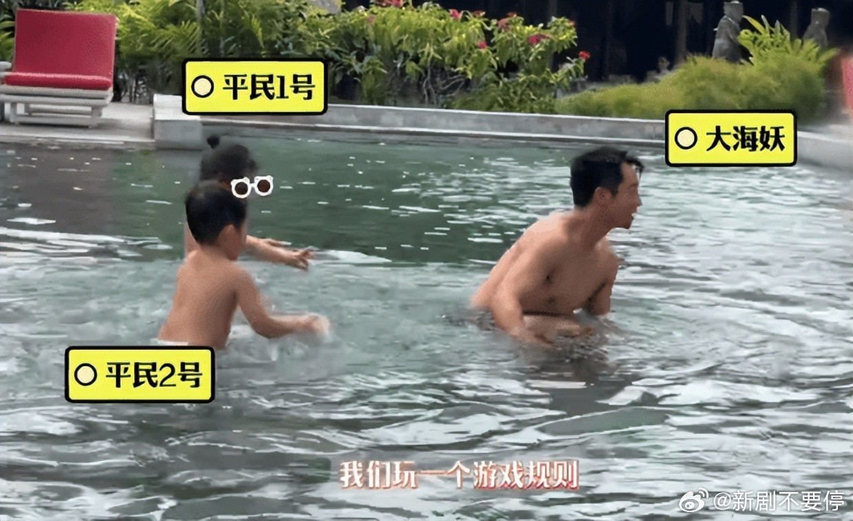  郑恺苗苗一家五口出游巴厘岛沙滩温馨同框！郑恺牵小女儿学步，大女儿护着弟弟，苗