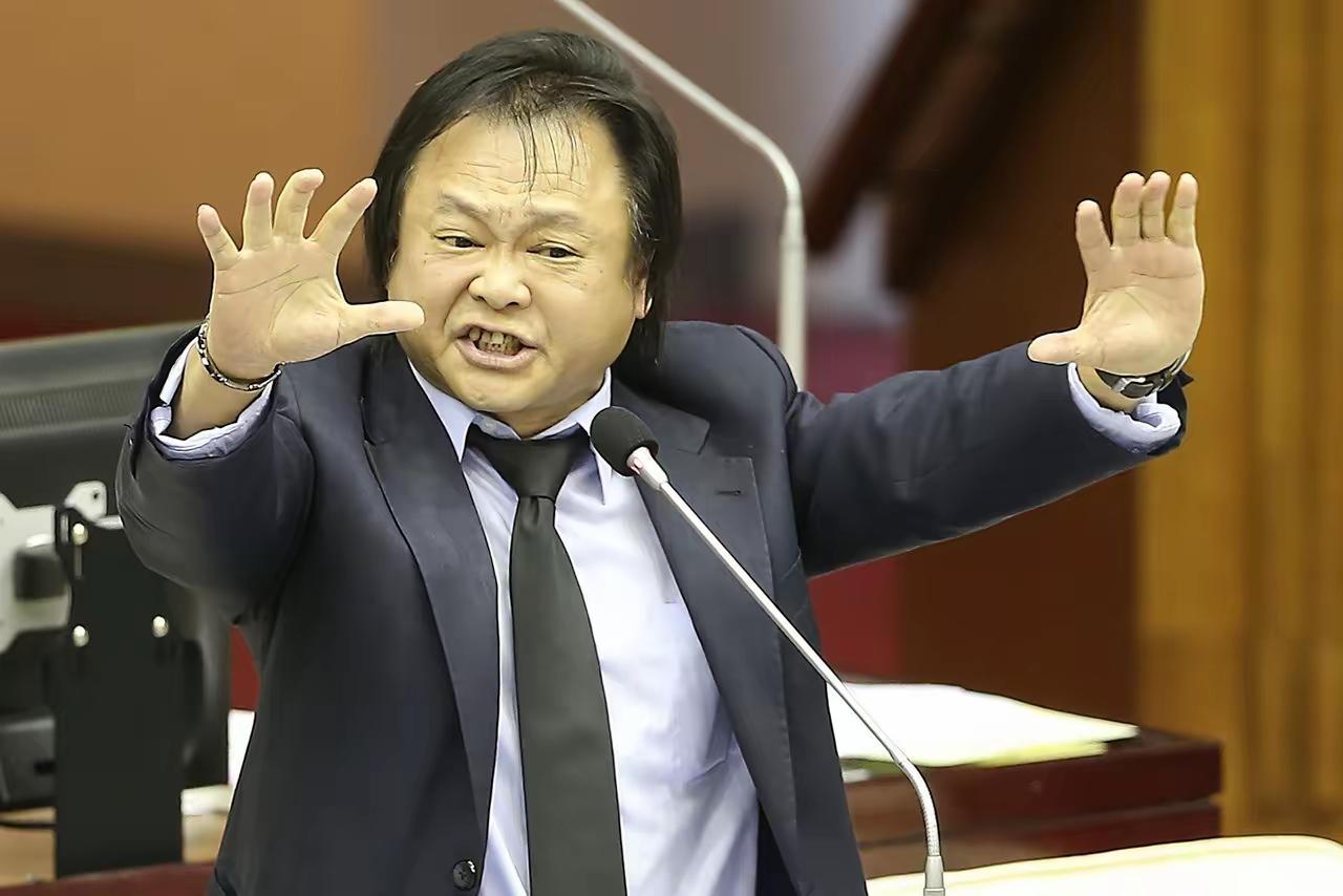 近期王世坚靠一首《没出息》在网上走红，热度刚起来，他父亲王明德的过往历史就被网友