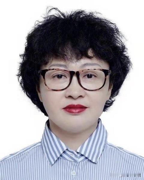 “金玉其外败絮其中”！四川的何淑兰不简单，标志性卷发给很多人留下印象！20