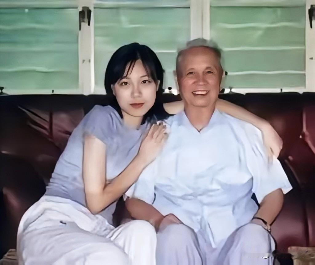 上世纪九十年代末，西安，晚年的邱会作与孙女在家中的合影老照片