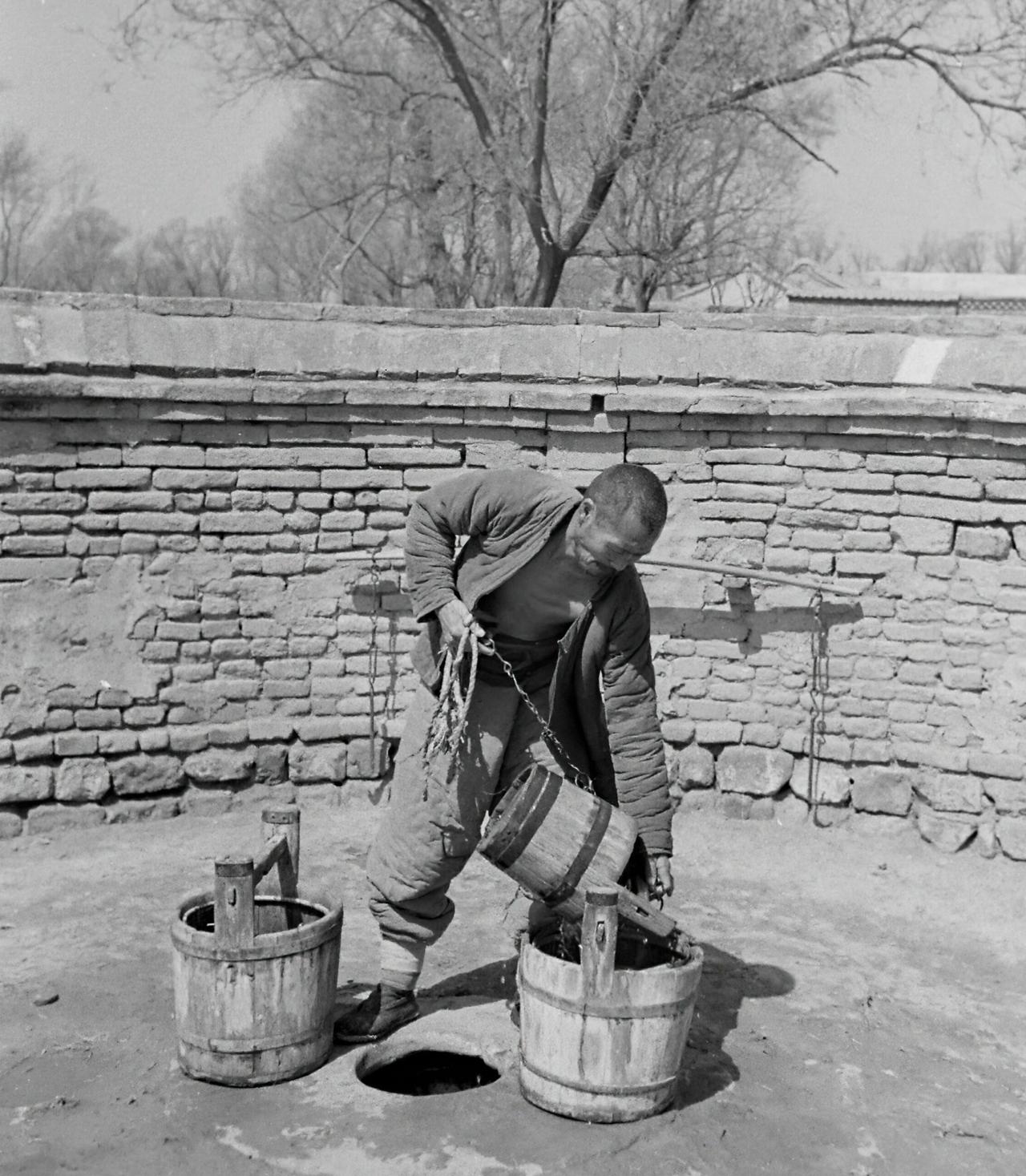 中国历史老照片这种没有辘轳的水井，用水桶往上提水的时候是需要点技巧的，方法不对水
