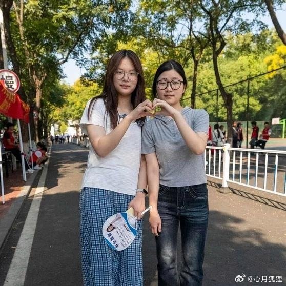 《同名同姓同年同月同日生，她俩同校同专业！》据湖北日报报道，9月6日新生报到，三峡大学计算机与信息学