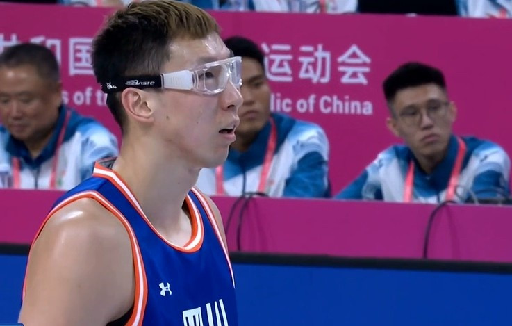 依然大魔王! 周琦内线根本拦不住 21中13怒轰33分14板!