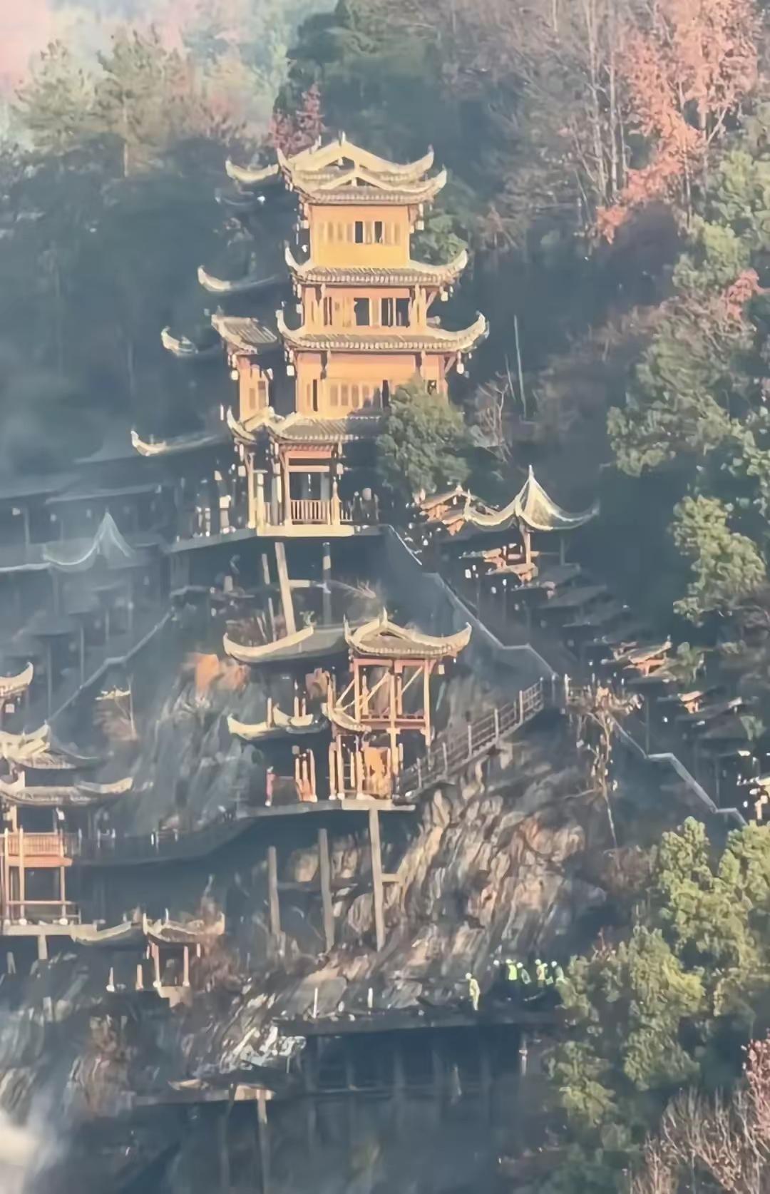 望仙谷昨天一把火烧了三个多小时，起因是个游客偷偷烧纸钱。天干物燥，风一吹，火苗