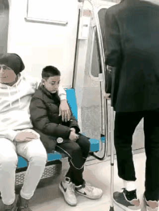 地铁上看到的一幕，聪明的男孩，勇敢睿智的老头地铁上老大爷拄着拐站着，旁边一