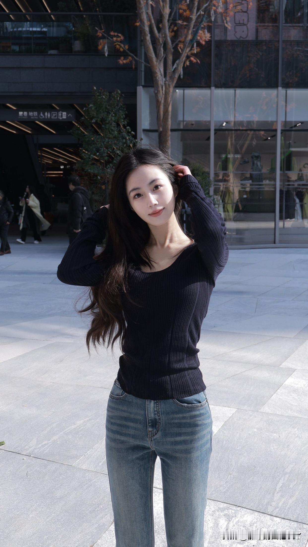 简约黑色毛衣配牛仔裤，简直是都市女孩秋冬穿搭的神！今年秋冬这搭配超火，上班、聚会