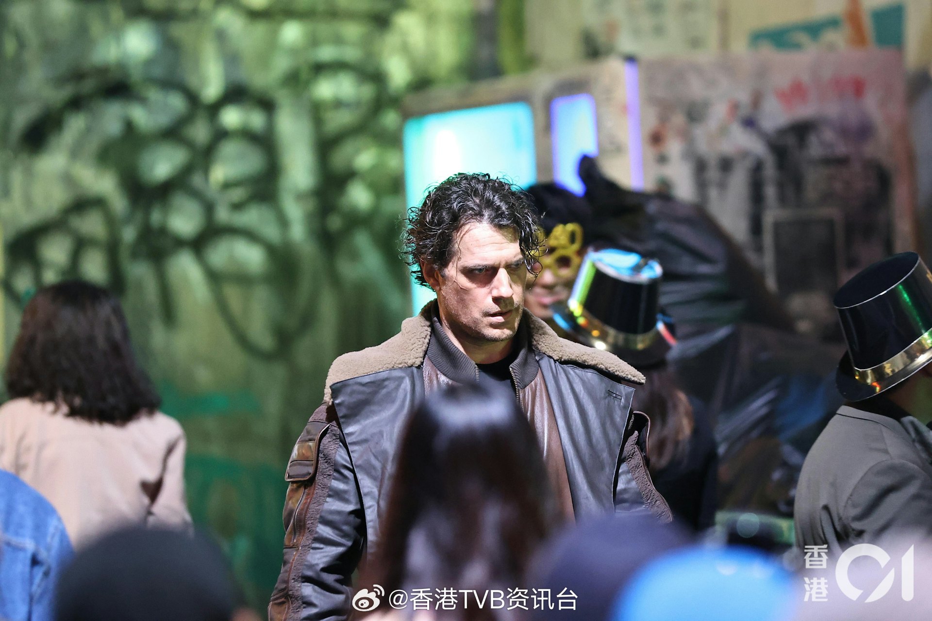 超人亨利卡维尔惊喜现身中环拍戏剧组搭建怀旧霓虹灯街景前超人扮演者亨利·卡维尔今