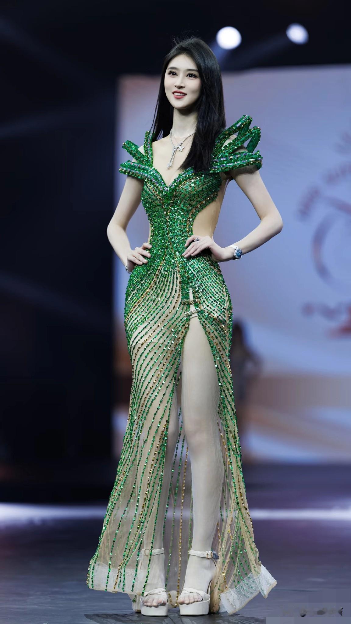 你觉得亚洲第一美女评判标准是什么我个人觉得是腹有诗书气自华的气质和自律的身材管理