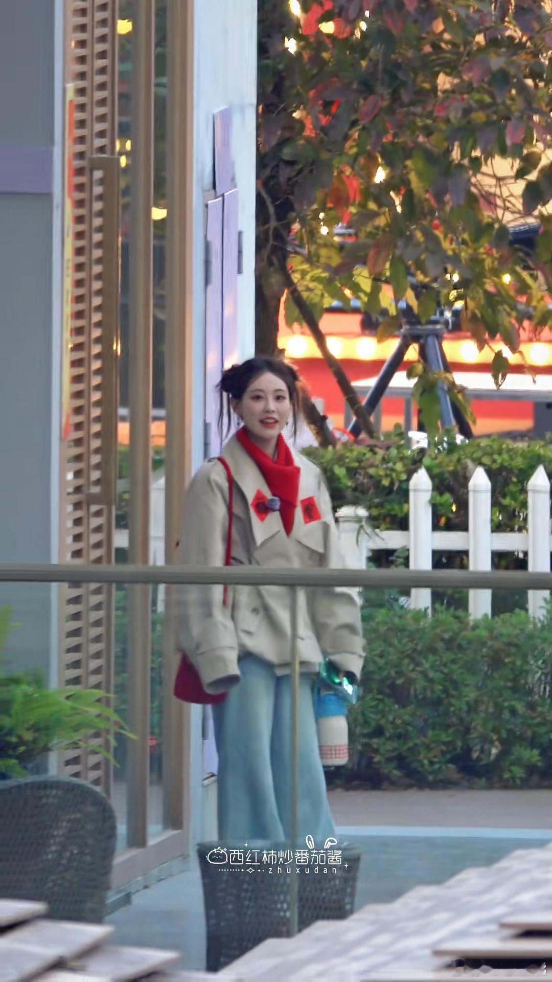 粉丝找祝绪丹要红包周五晚高疯被粉丝要红包，祝绪丹不仅没躲还大方配合，直接把道具