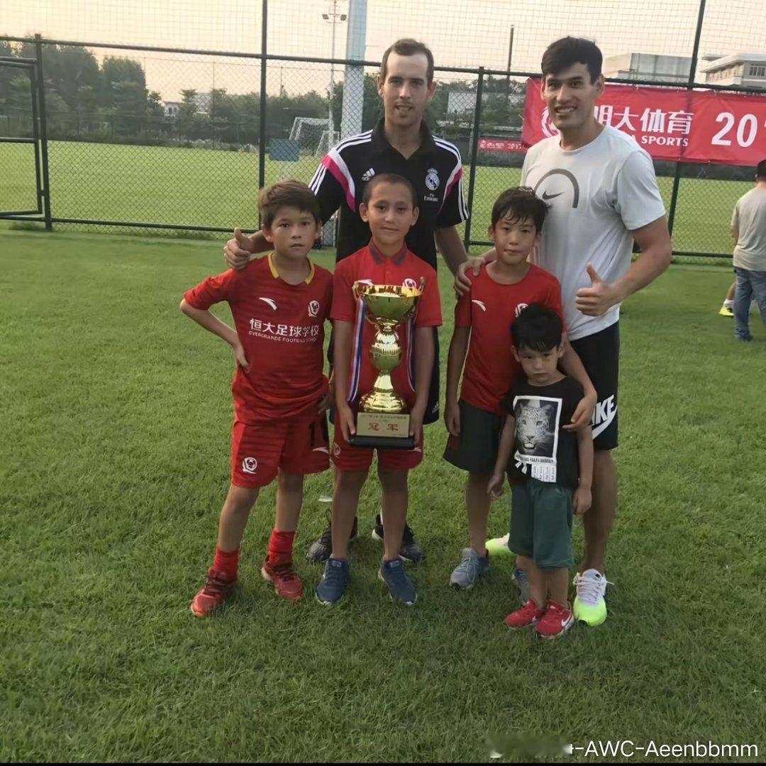 十年足校情，一朝新征程。看到小明写下的这段话，真的很动容。“在恒大足球学校的十年