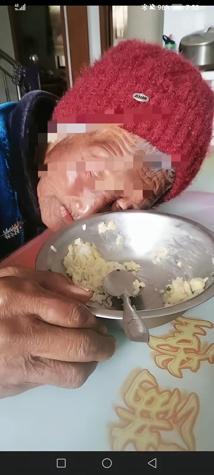 人生无常，珍惜当下这位母亲正在吃饭，一碗米饭快吃完时，突然趴在桌子上，一动不