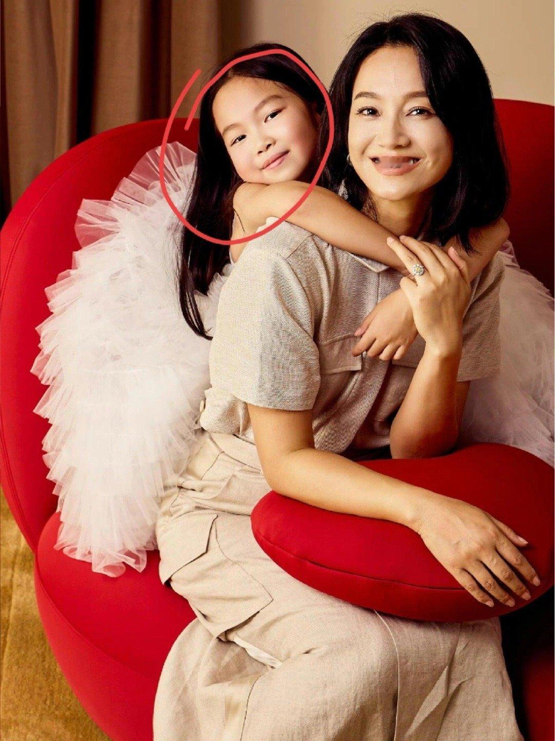 朱丹8岁女儿近照，长得和周一围一模一样​​​