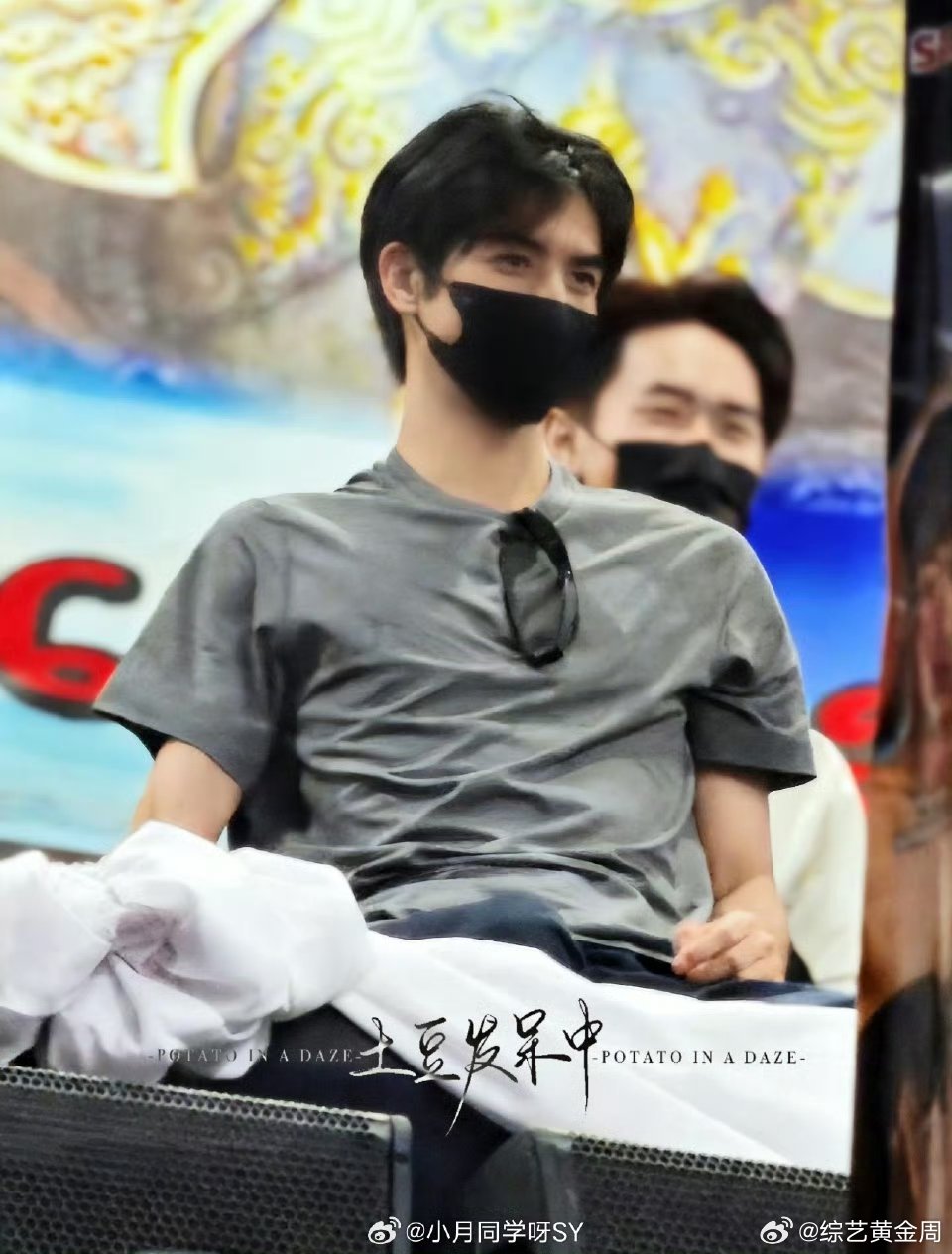 宋威龙别碰我行嘛宋威龙说别碰我第一章宋威龙回国机场被人群拥挤，小声说别碰我，尊