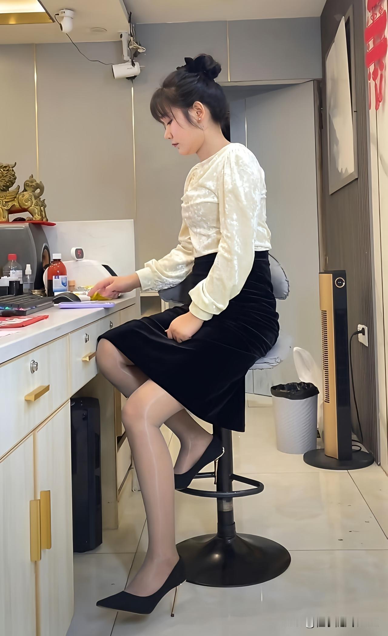 你喜欢什么样的穿搭风格米白丝绒上衣+黑丝绒半裙，通勤约会一套搞定，温柔又高级