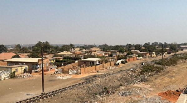 美欧在非洲的操作真是把人看吐了，口口声声说帮非洲建铁路，结果被扒出是“挂羊头卖狗