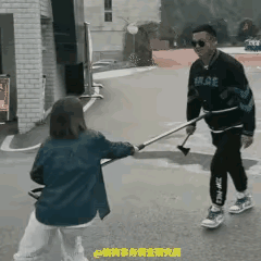 演习开始。随着校长一声令下，女老师迅速进入状态。当“暴徒”拿着斧子走进校园时