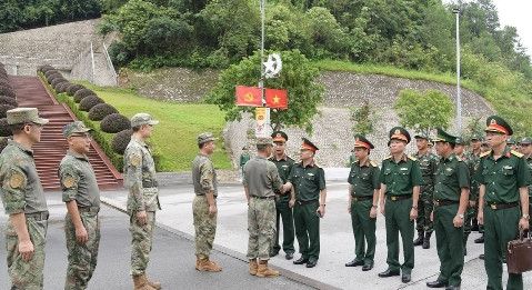 越南军队携带大量枪械抵达中国，军官手上的大戒指与手表意外抢镜！7月20日，中国