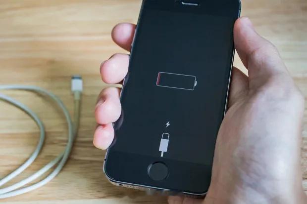 你的手机冬天还会掉电快吗以前一到冬天，手机秒“冻”关机，电量掉得比温度计还快！但