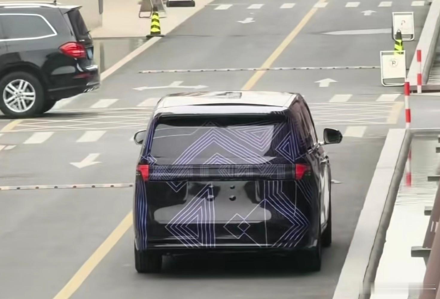 不管有没有伪装都知道长什么样了智界V9一定是冲着鸿蒙智行首款MPV而来当然是要抢