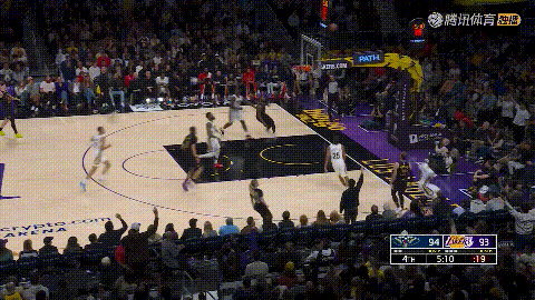 湖人超级球星里弗斯真是球队的及时雨！在今天湖人主场迎战鹈鹕的比赛中，当时比赛进行