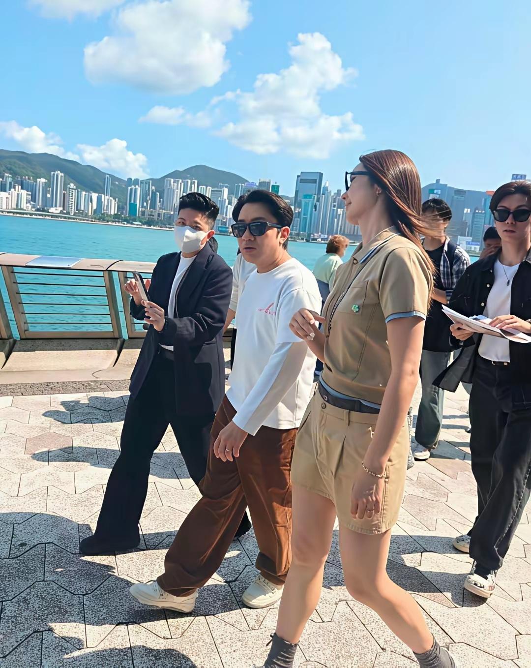 香港星光大道上，王祖蓝与妻子李亚男并肩漫步。两人一高一低的身影在夕阳下显得格外温