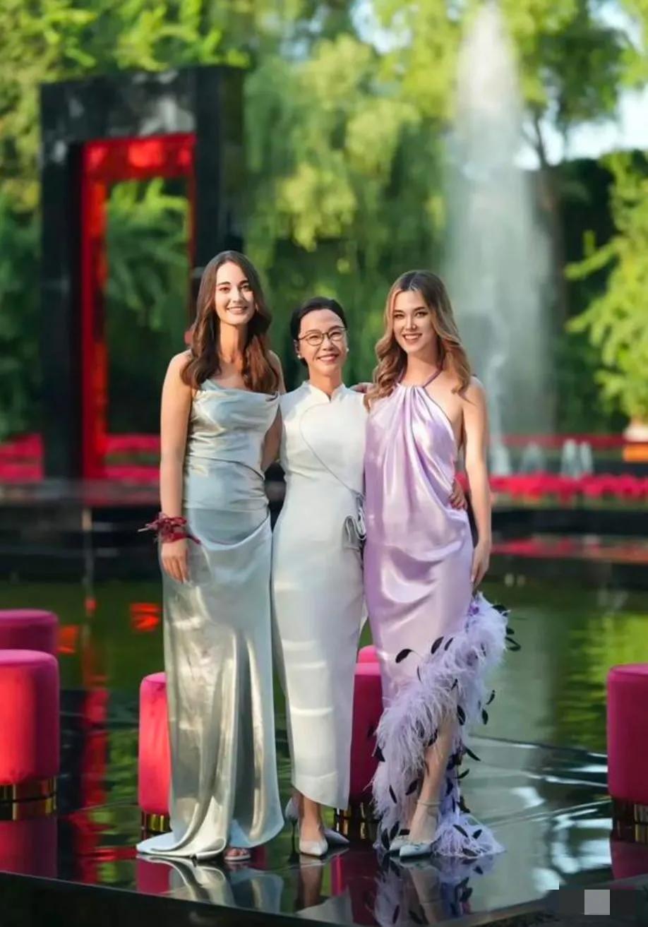 张丹红晒与两个女儿的玉照：三位靓女身姿曼妙，凸凹有致，再配以甜美的微笑，如水的双
