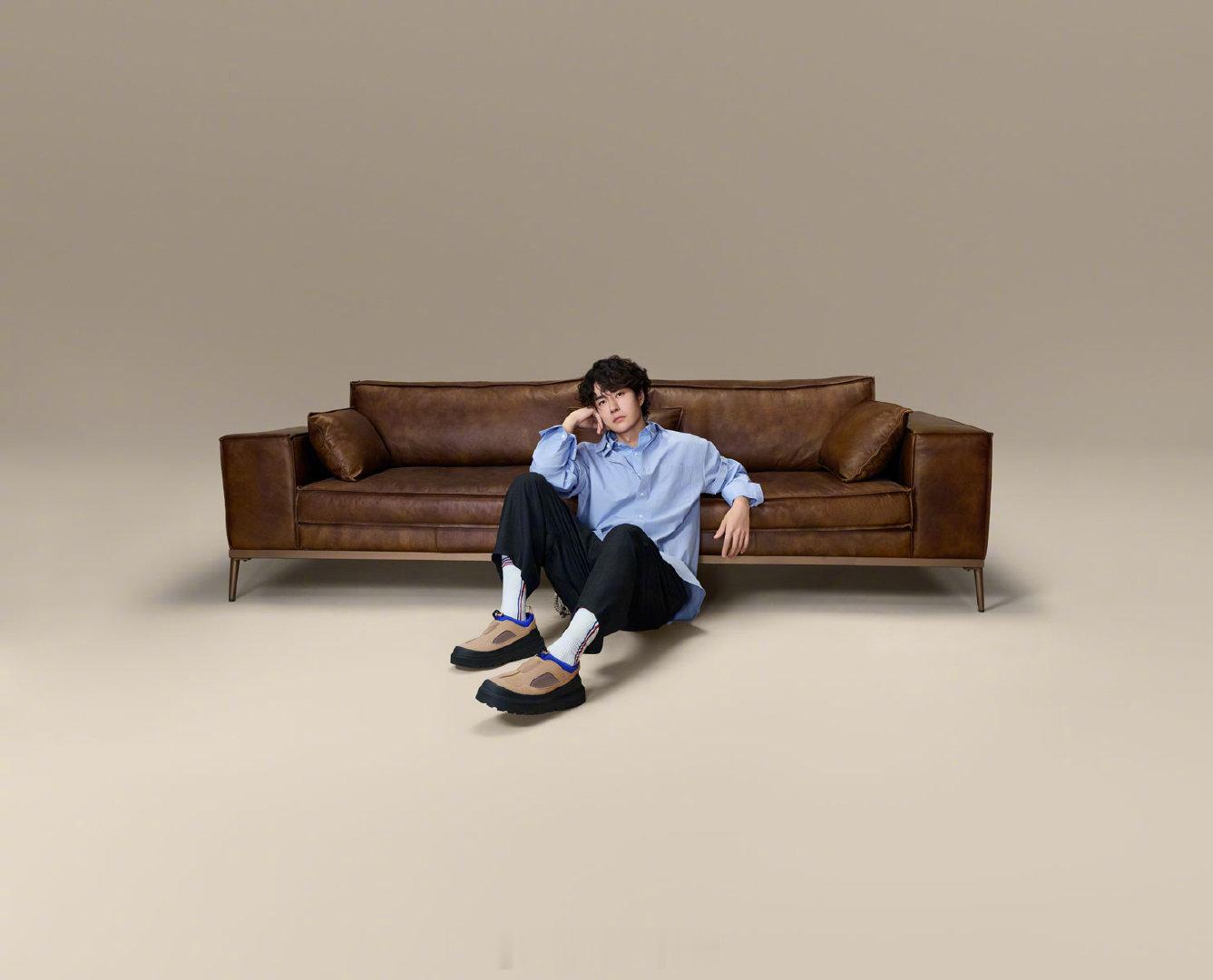 王一博驰骋春日穿搭赛道解锁春日穿搭新思路，脚下鞋款成为造型亮点。王一博以利落鞋