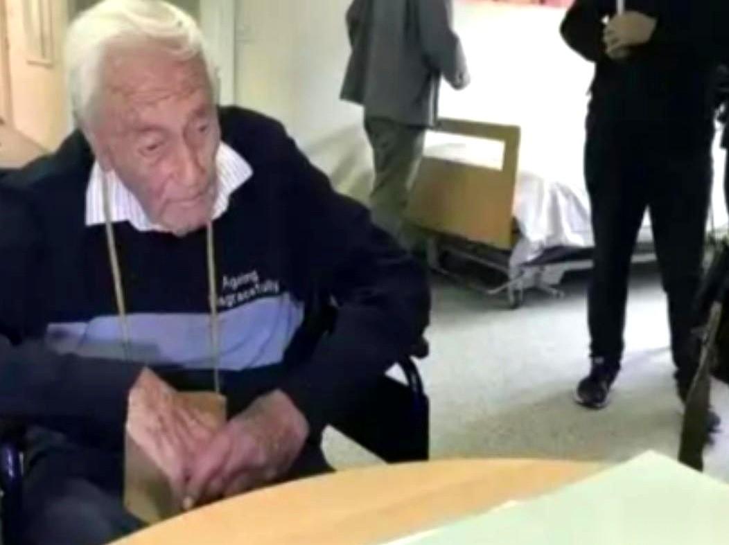 药都打进去了，人马上就要没了。 104岁的老爷子，在瑞士接受安乐死。 突